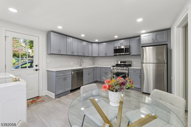 Eat-in Kitchen