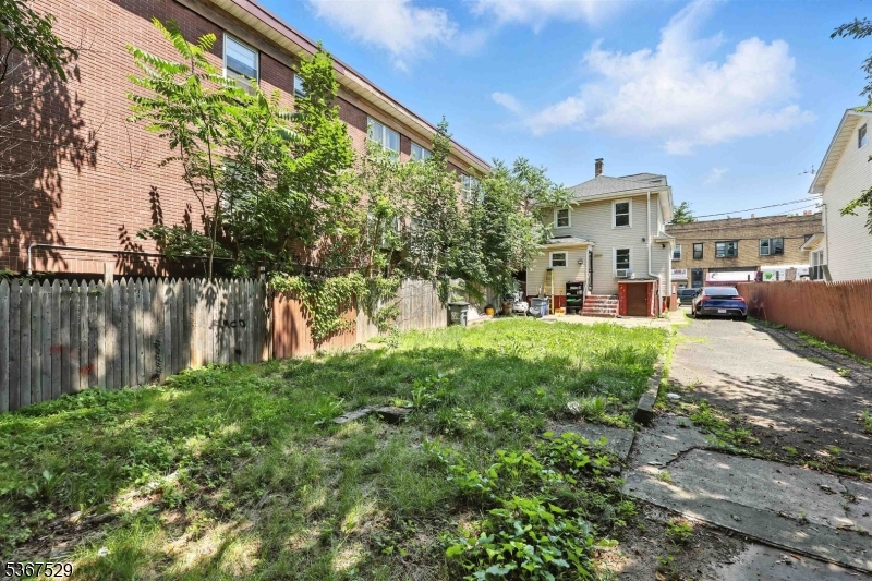 885 Stuyvesant