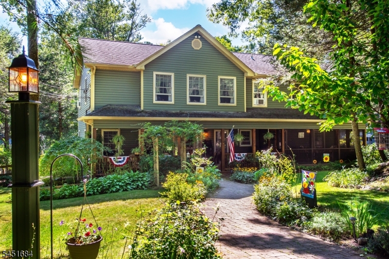 Beautiful Colonial w/porch