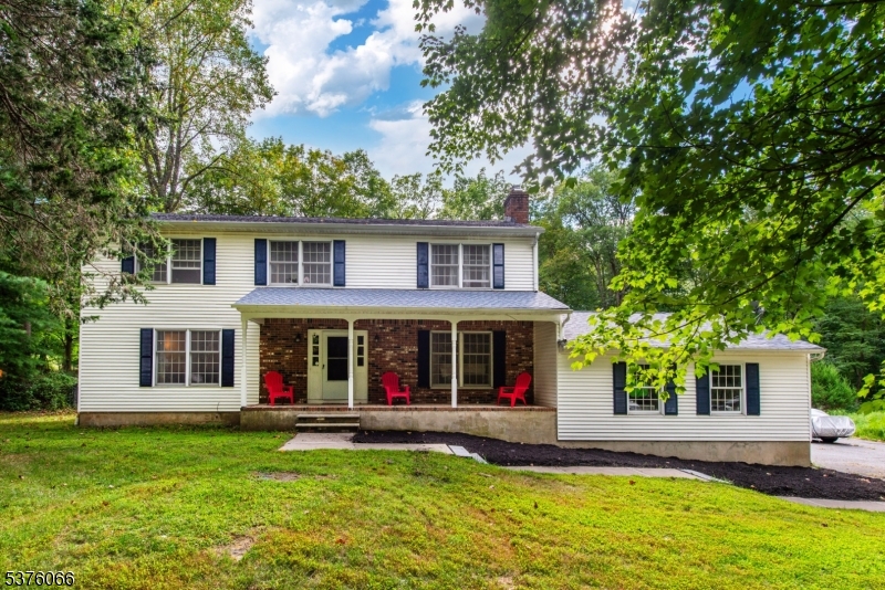 Great location!  This spacious colonial sits on a cul de sac street minutes to  major transportation routes, restaurants, shopping, schools