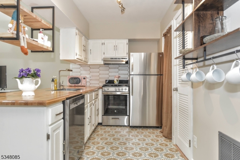 Kitchen Beautiful bright full kitchen with breakfast island