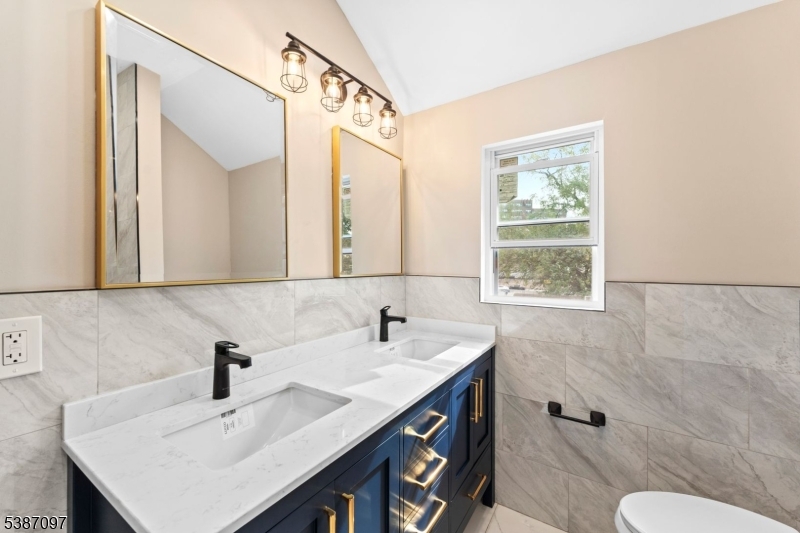 2nd floor Full Bathroom