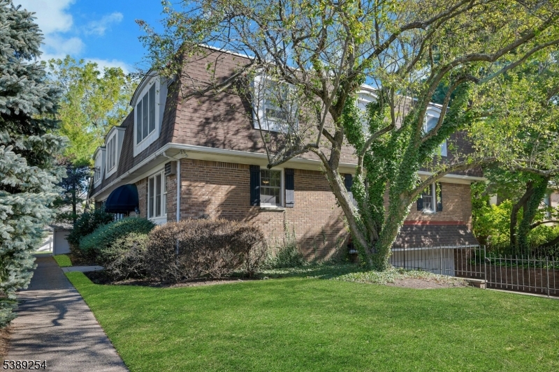 Sweet condo bldg w curb appeal