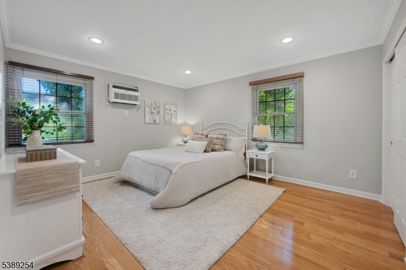 Large primary w double closet