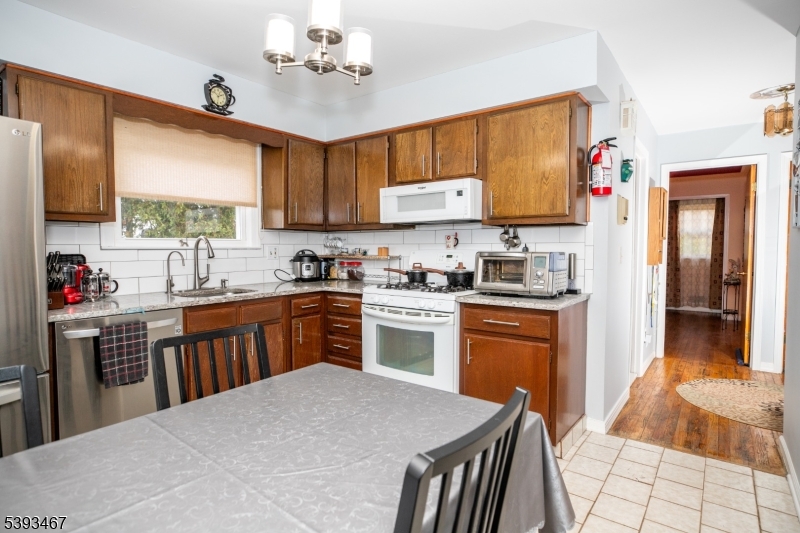 EAT IN KITCHEN