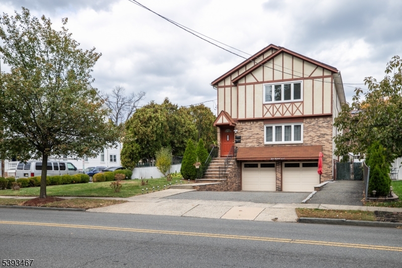 GREAT LOCATION! INTERIOR OF APARTMENT WILL BE FULLY PAINTED PRIOR TO MOVE IN!