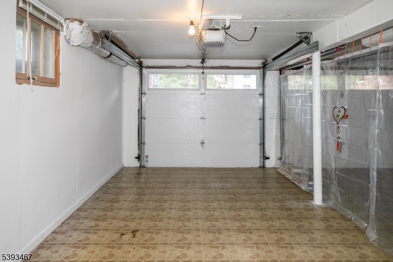 USE OF 1 GARAGE WITH ENTRY RIGHT SIDE GARAGE WITH PRIVATE ENTRANCE INTO HOME