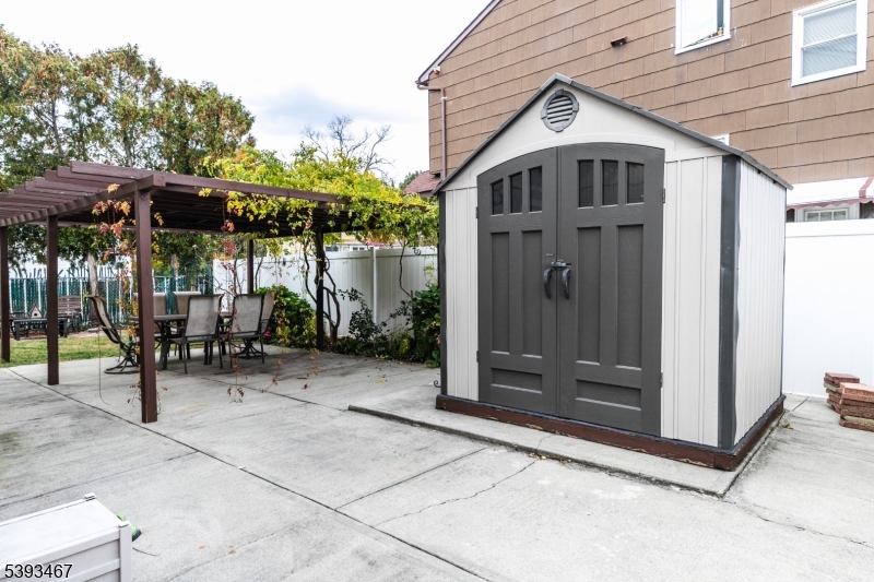 PATIO/YARD AND SHED INCLUDED