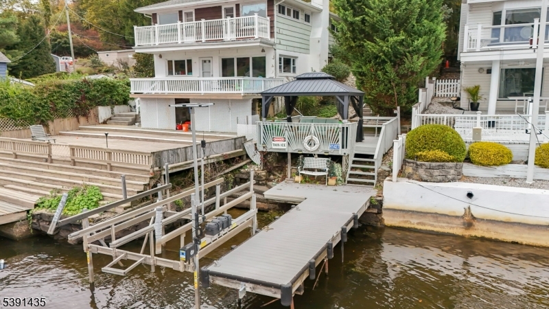 Dock with lift