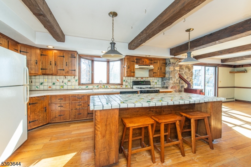 KITCHEN WITH BEAM CEILINGS