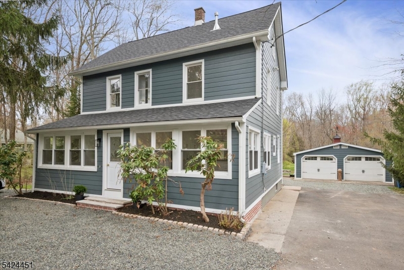 Front View/Driveway/Garage