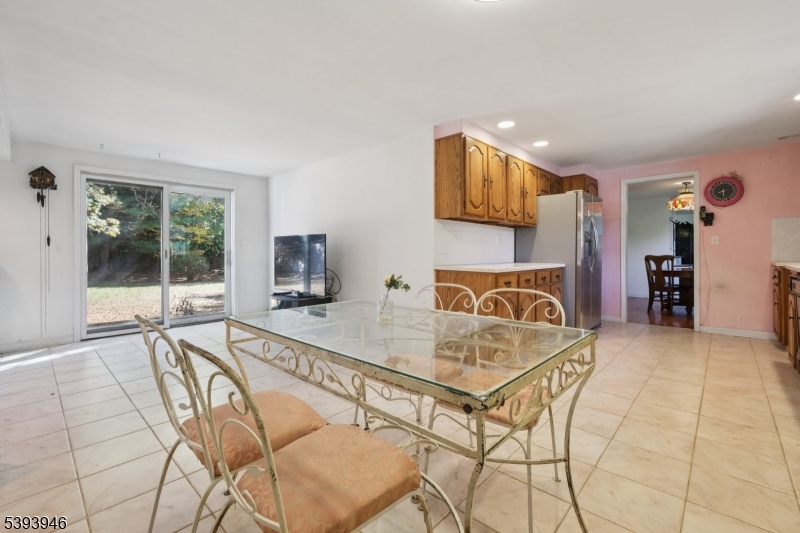 Family Room - Breakfast Area