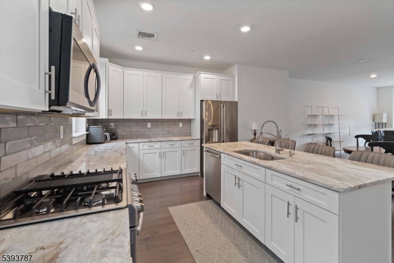 Kitchen Granite countertops, stainless steel appliances