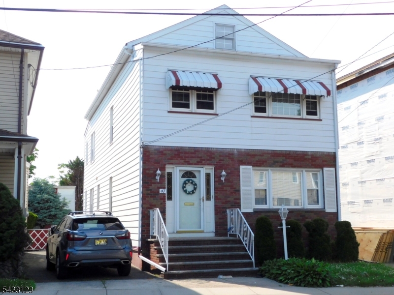 Front of house w drvwy on left