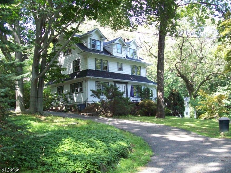 Front view in the summer