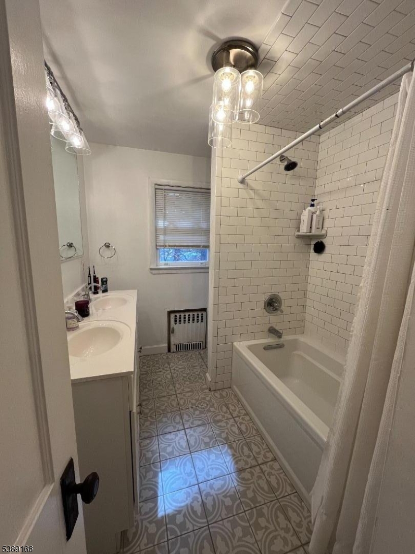2nd fl bath w/double vanity