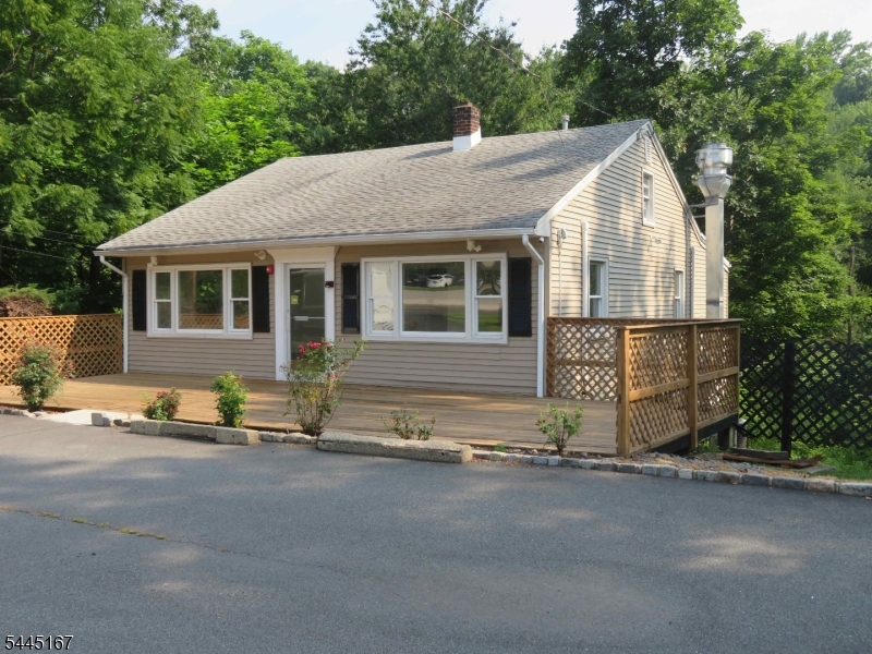 Front view of deli/restaurant