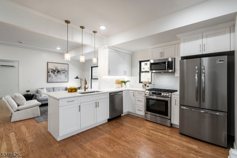Fl 2: kitchen/living