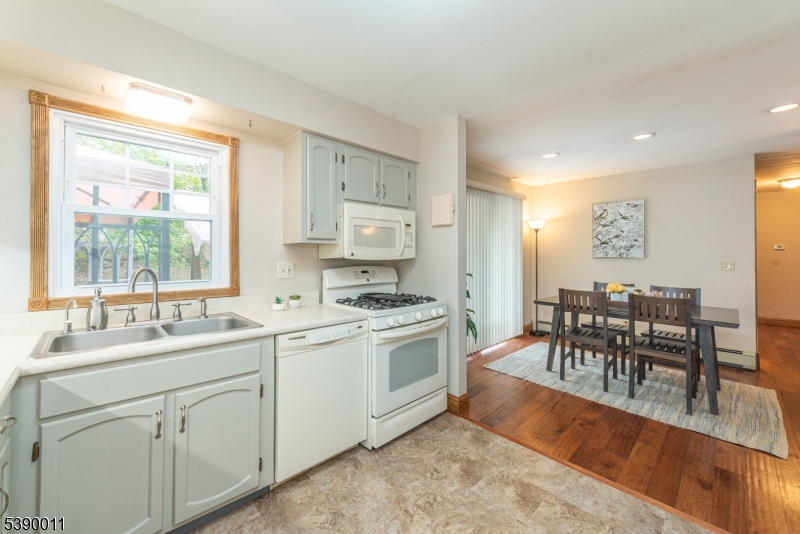 Kitchen & dining room