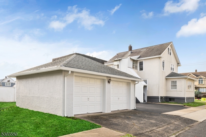 GARAGE AVAILABLE EXTRA$$$