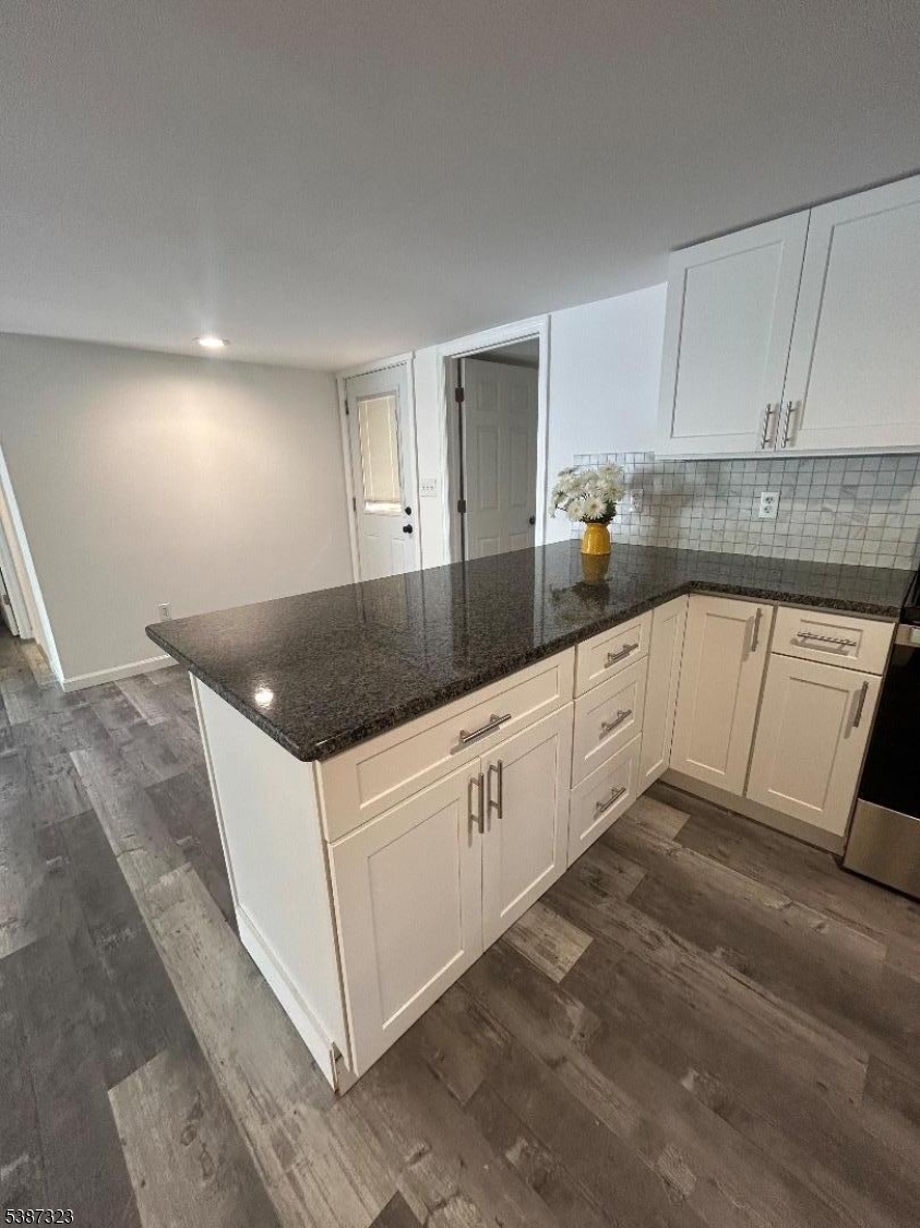 Island Large enough to accommodate 4 Stools