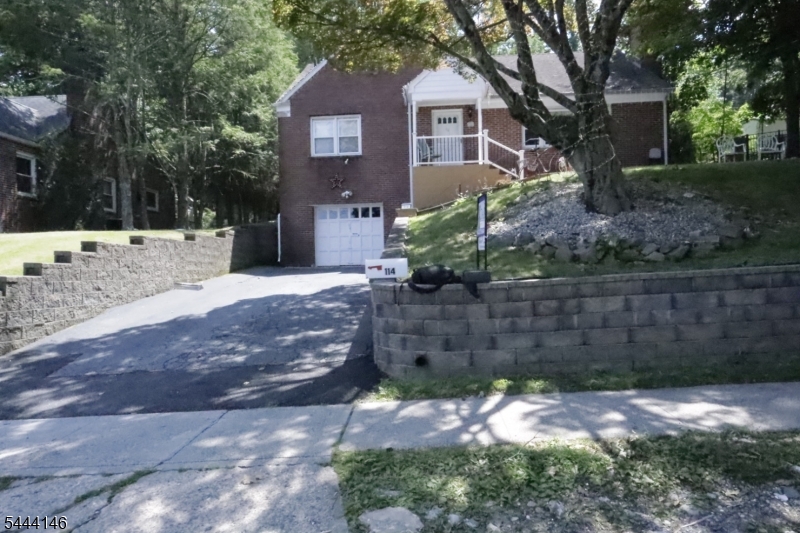 Front View Driveway for 4+ cars