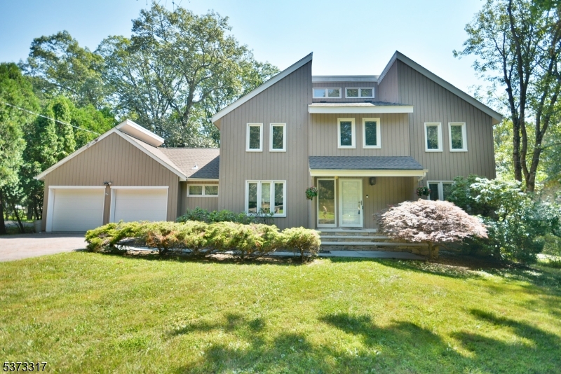 Large spacious front yard
