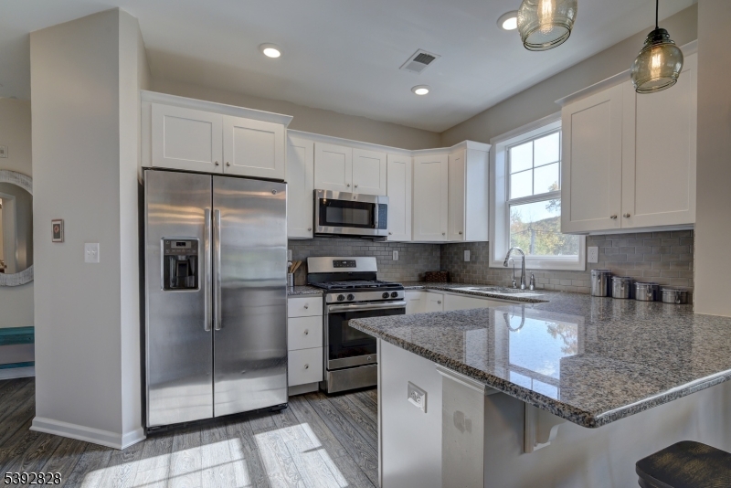 STAINLESS APPLIANCES/ GRANITE