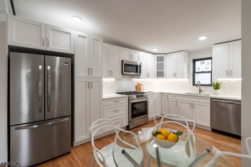 Fl 3: eat-in kitchen