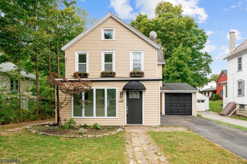 Garage and Lots of Parking!