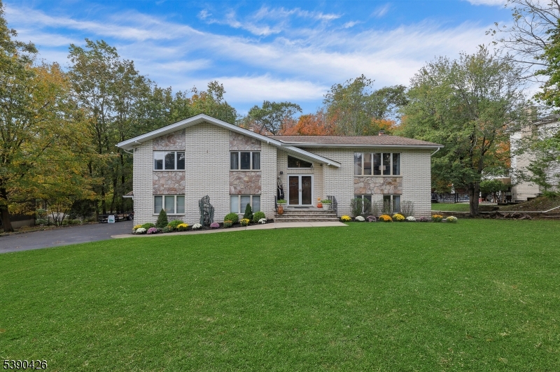 Remarkable Home, Great Locale!