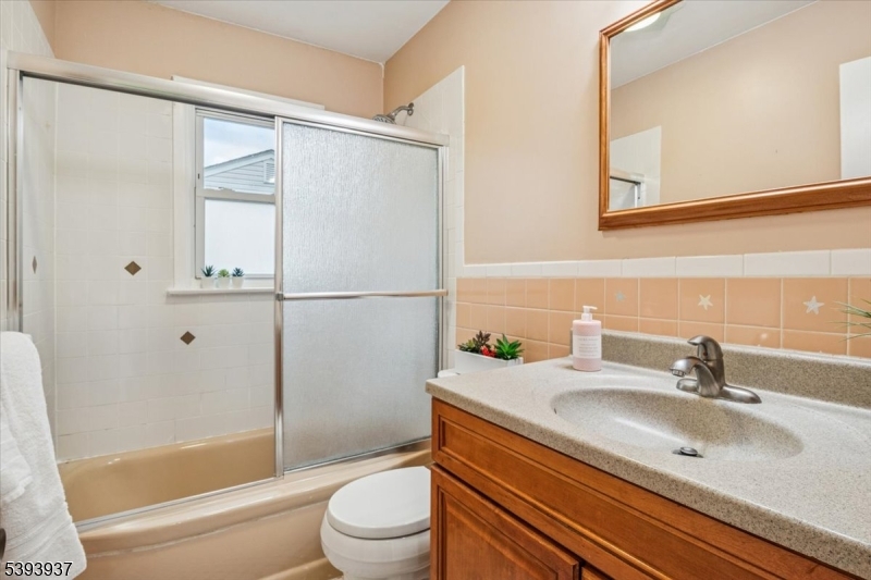 Full 1st floor bathroom