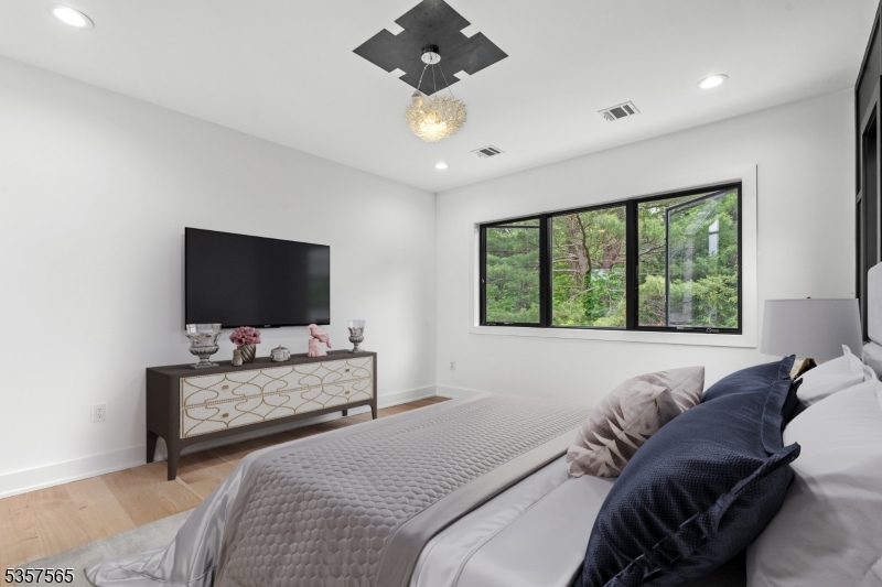 primary v#4 virtually staged