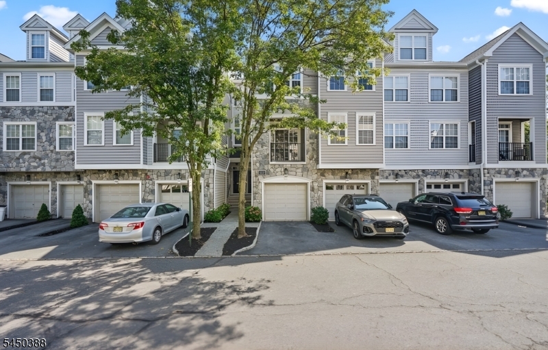 Welcome to 107 Brittany Gated Townhouse Community!