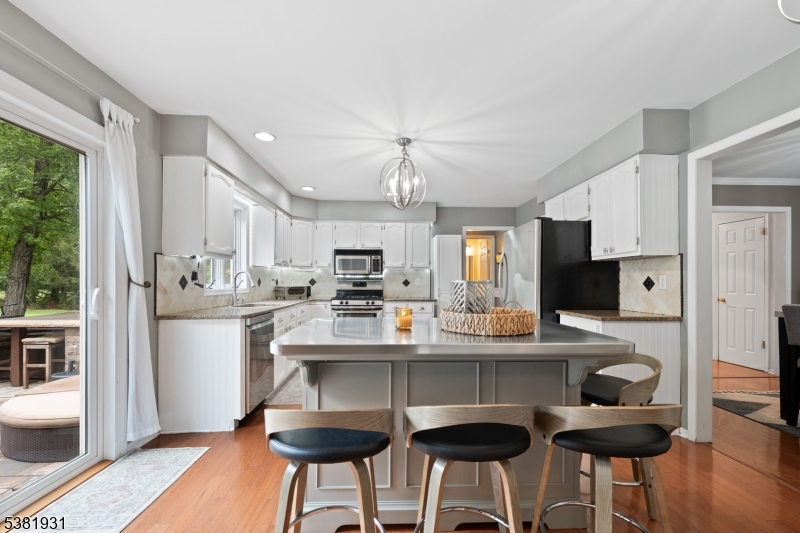 EAT-IN KITCHEN