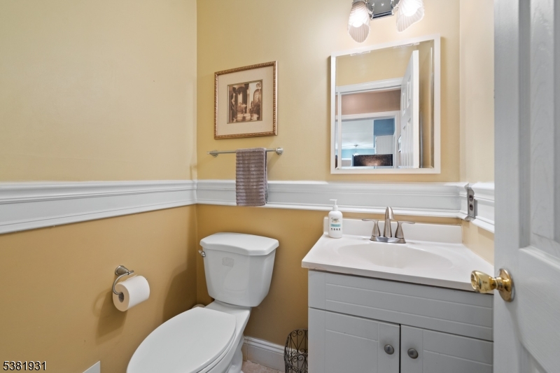 POWDER ROOM - 1ST FLOOR