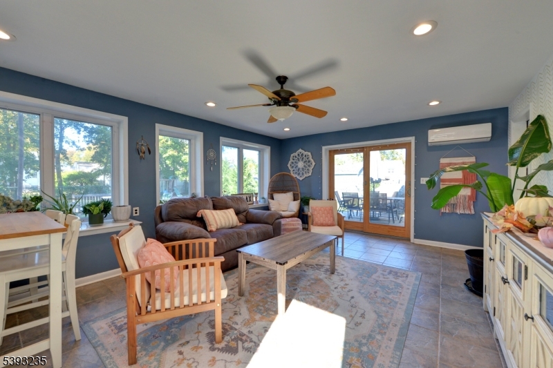 FAMILY RM W/SLIDER TO PATIO