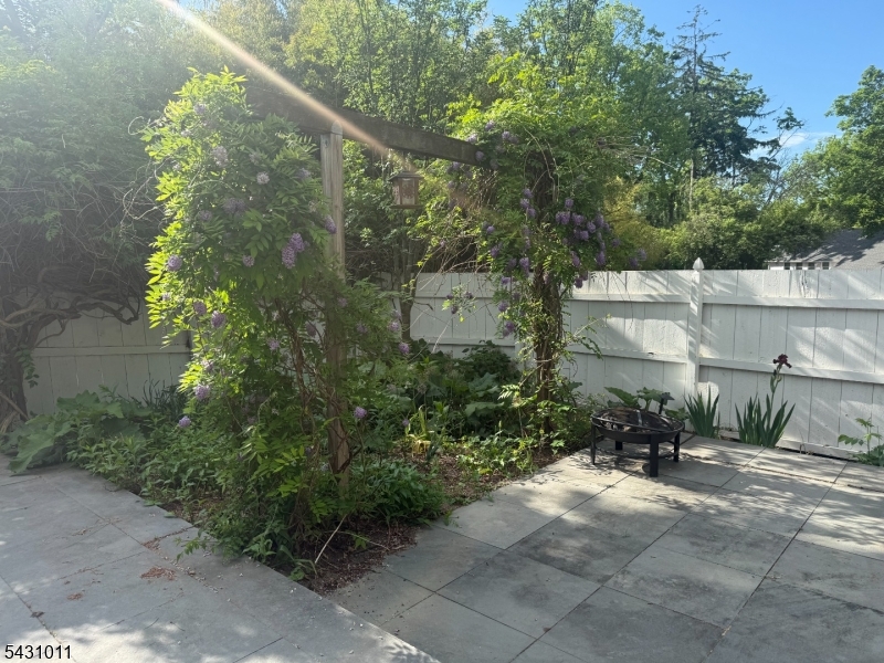 Lanai Outdoor Patio and Garden
