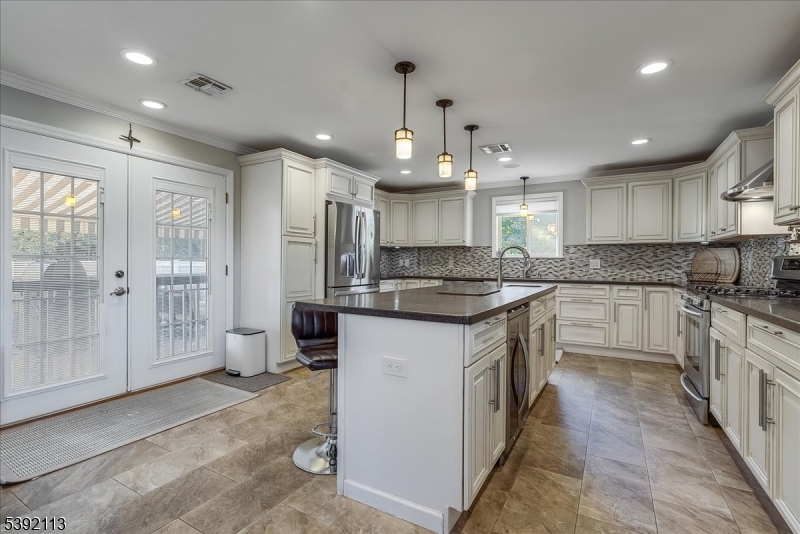 Kitchen W/Center Island & sink