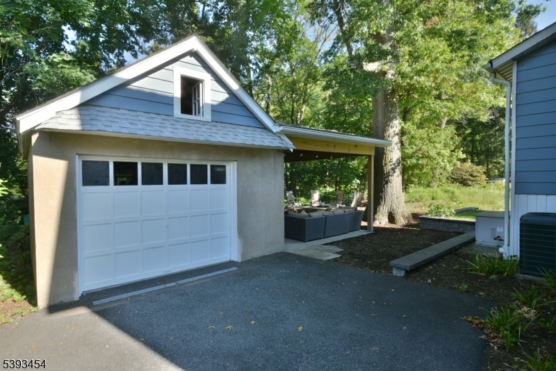 1.5 Car Garage