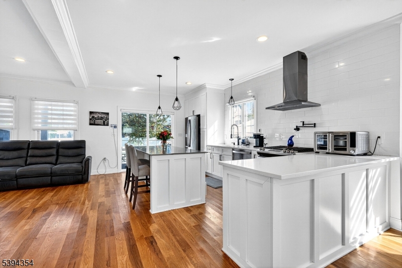 Great layout for entertaining!