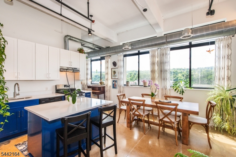 Kitchen/ Living Room