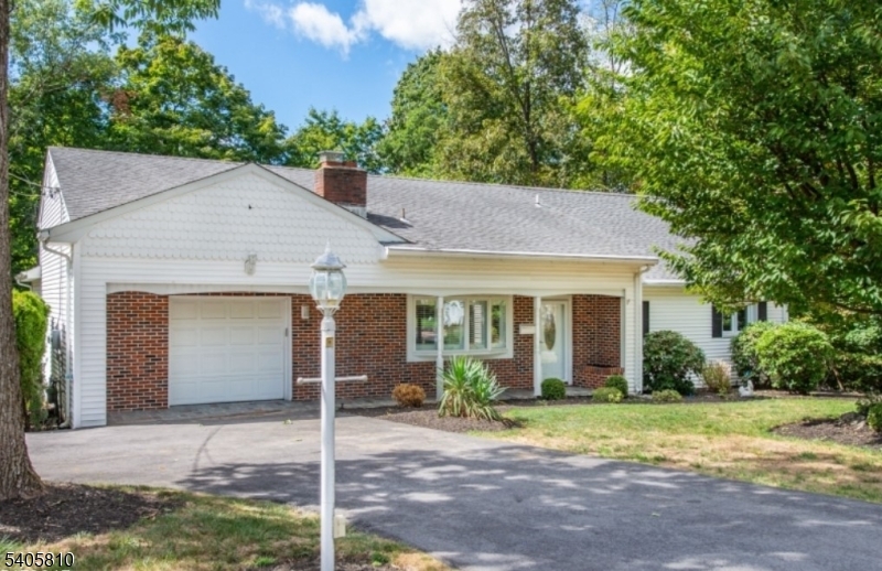 Charming Packanack Lake Ranch