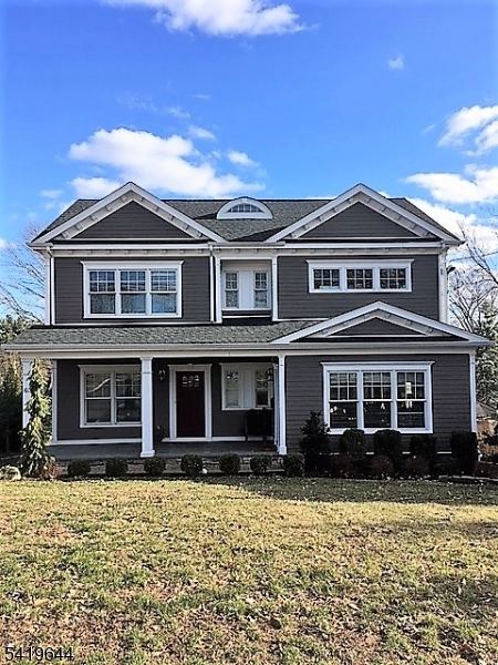 Spacious and Elevated Townhouse in a Convenient Location!