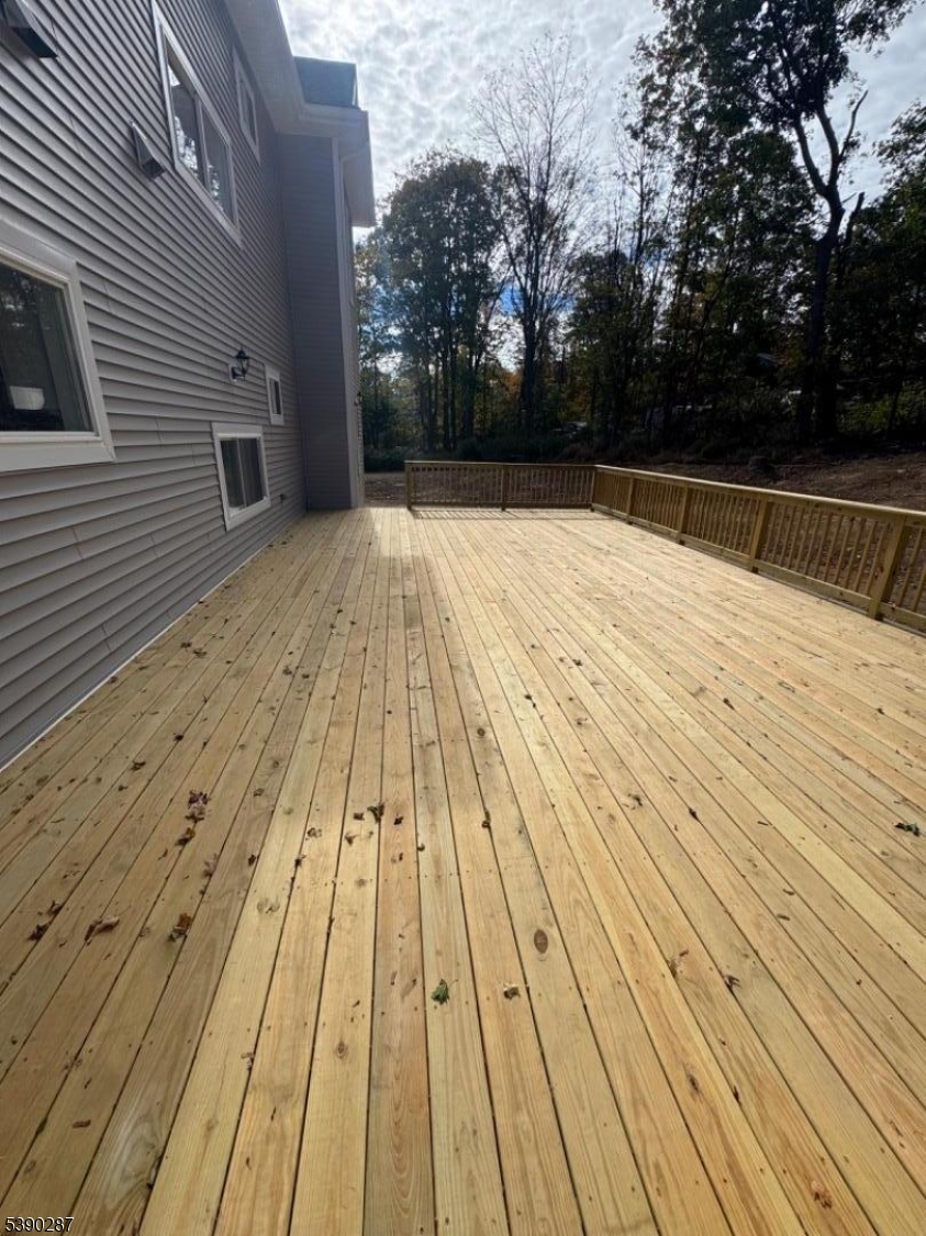 Massive Deck Perfect for entertaining!