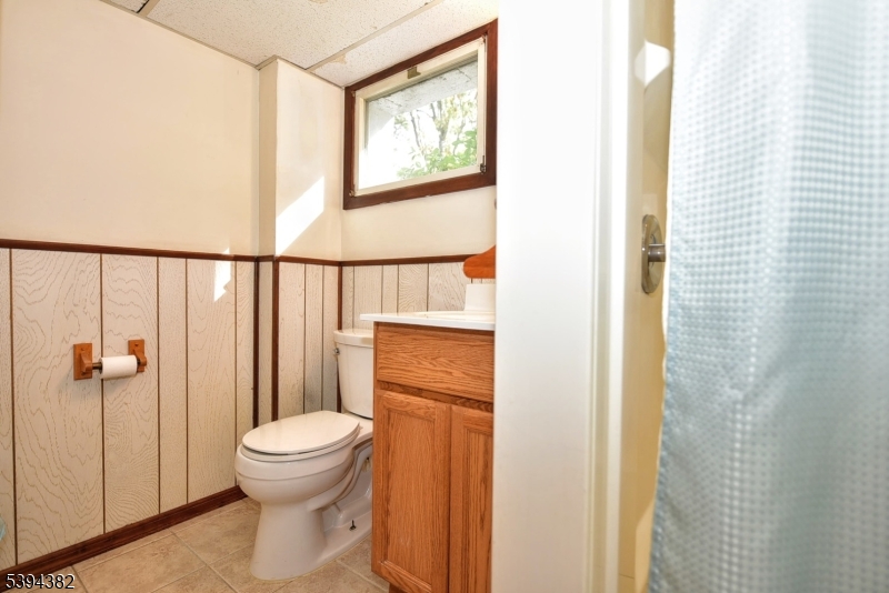 Full bath w/stall shower