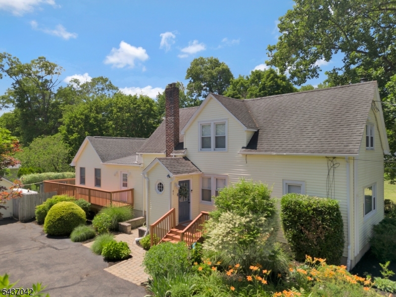 CHARMING FARMHOUSE Nestled in the picturesque Griggstown section