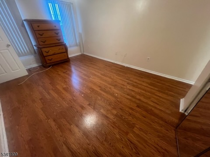 Masterbed room has 2 closets