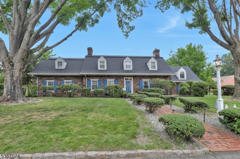 Welcome to 11 Clyde Court ? where classic architecture meets serene surroundings, offering a lifestyle rooted in beauty, comfort, and tradition.