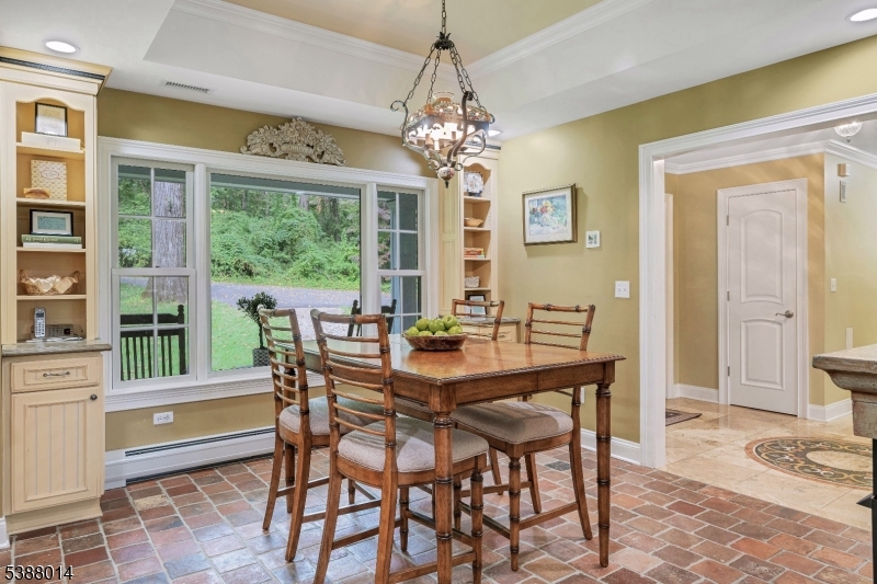 Eat-in-kitchen